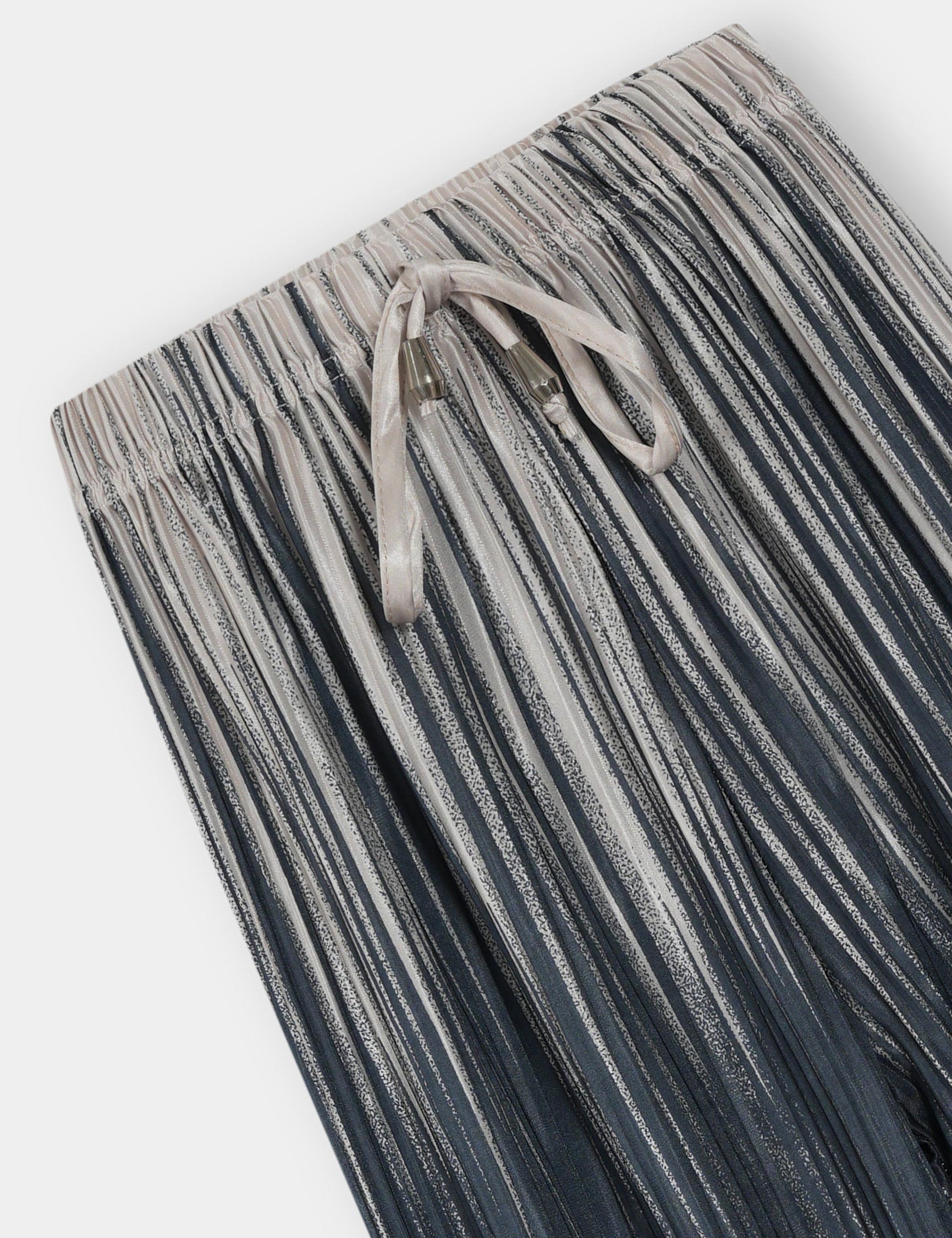 Girls Imported Pleated Skin And Black Trousers